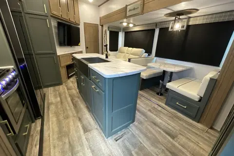 Spacious, Stylish, Family-Friendly: Camping Comfort 5th Wheel