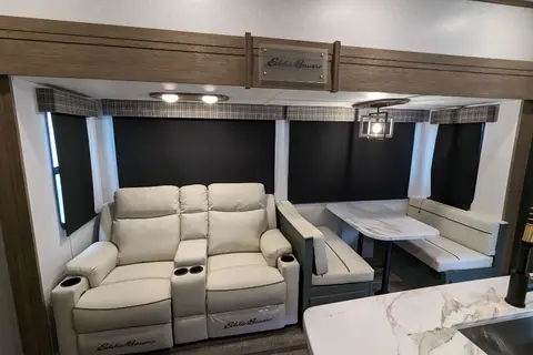 Spacious, Stylish, Family-Friendly: Camping Comfort 5th Wheel