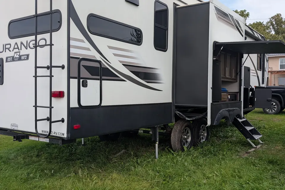 Victoria's Durango 2020 Durango 321 RKT Fifth Wheel