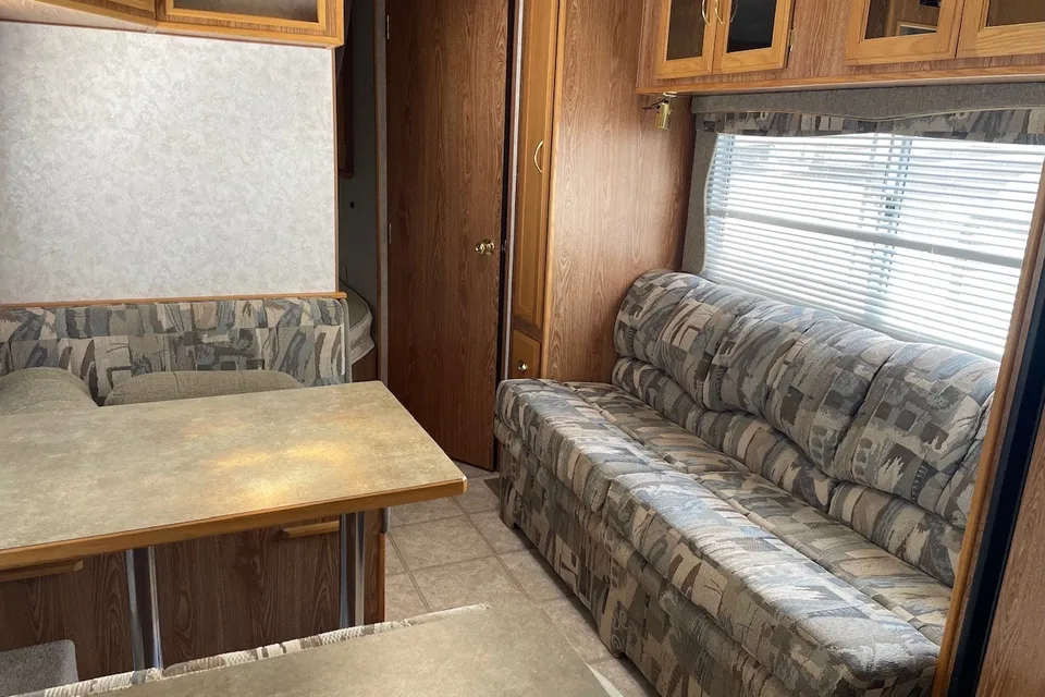 Fifth Wheel with rear bunks sleeps 8!
