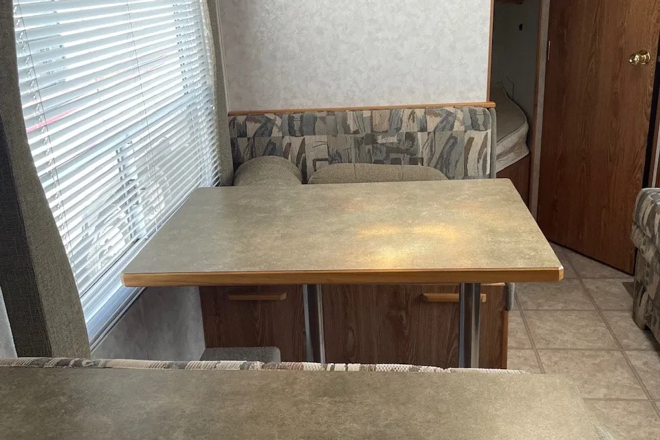 Fifth Wheel with rear bunks sleeps 8!
