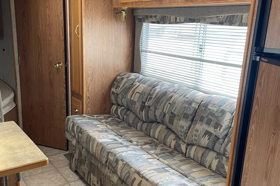 Fifth Wheel with rear bunks sleeps 8!