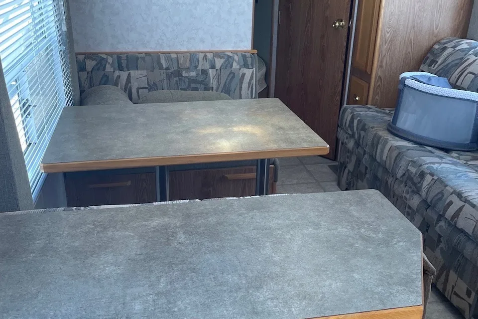 Fifth Wheel with rear bunks sleeps 8!