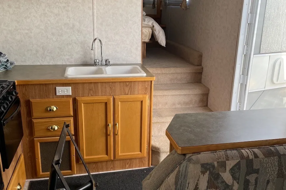 Fifth Wheel with rear bunks sleeps 8!