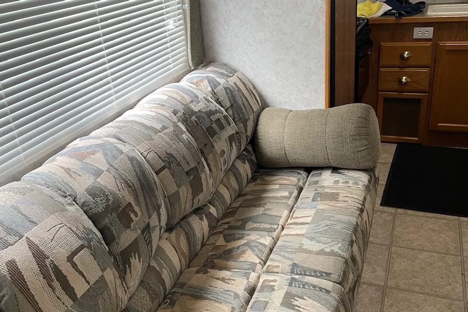 Fifth Wheel with rear bunks sleeps 8!