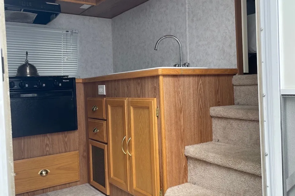 Fifth Wheel with rear bunks sleeps 8!