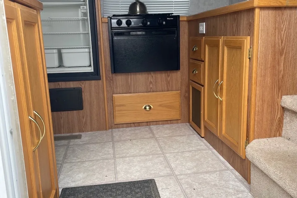 Fifth Wheel with rear bunks sleeps 8!
