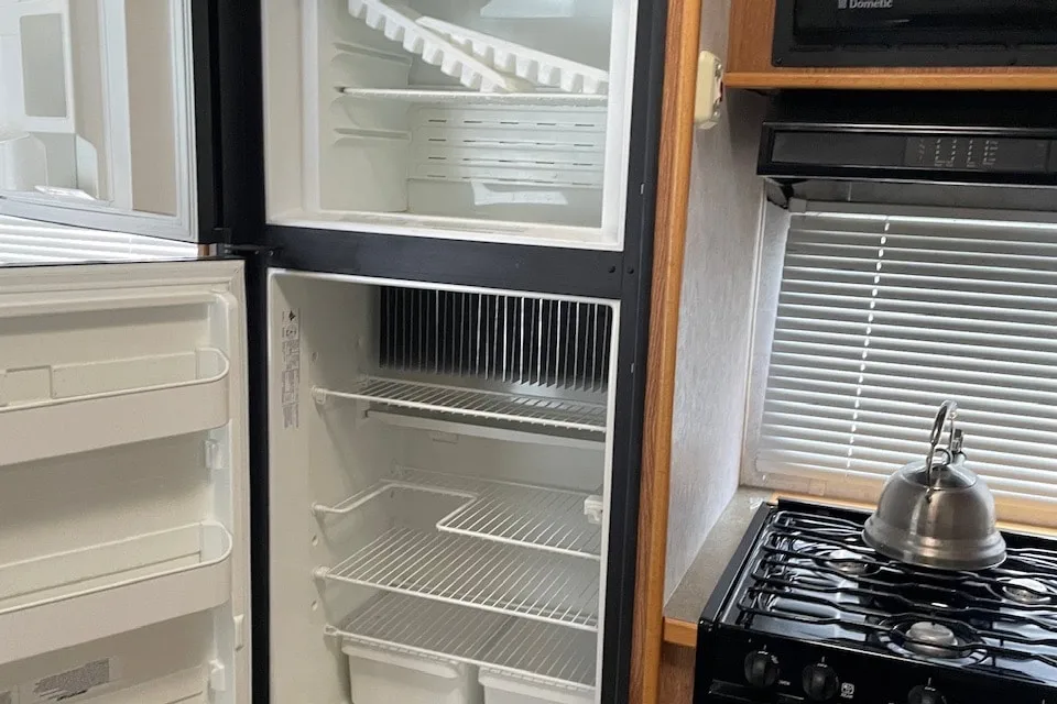 Fifth Wheel with rear bunks sleeps 8!