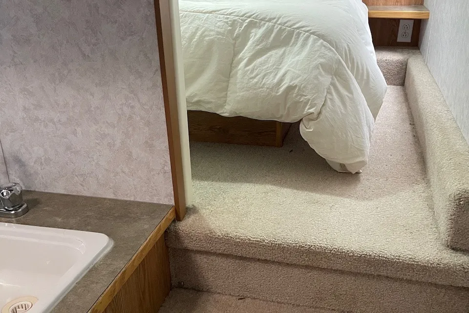 Fifth Wheel with rear bunks sleeps 8!