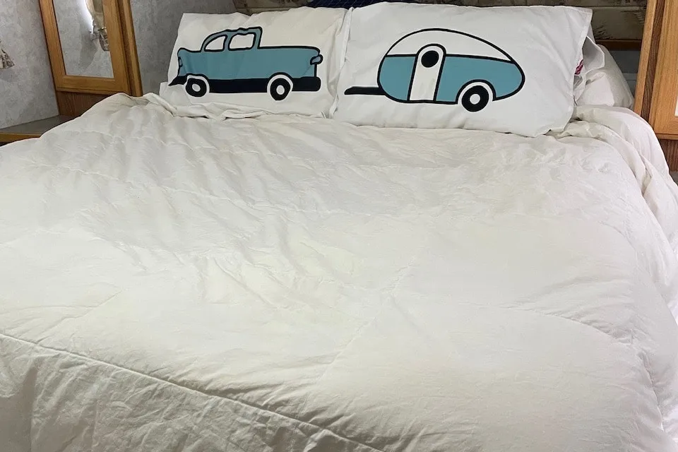 Fifth Wheel with rear bunks sleeps 8!