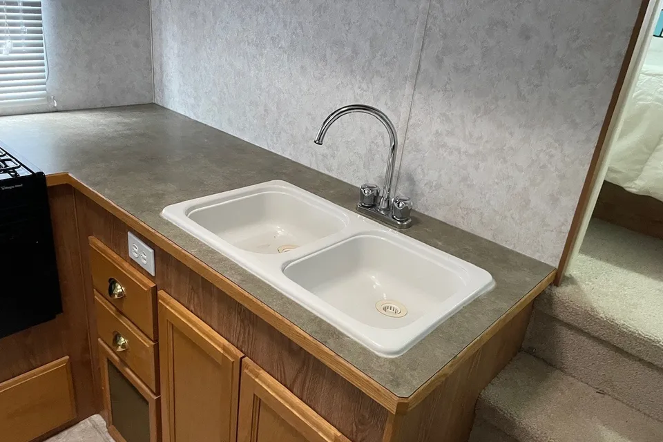 Fifth Wheel with rear bunks sleeps 8!