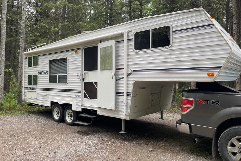 Fifth Wheel with rear bunks sleeps 8!