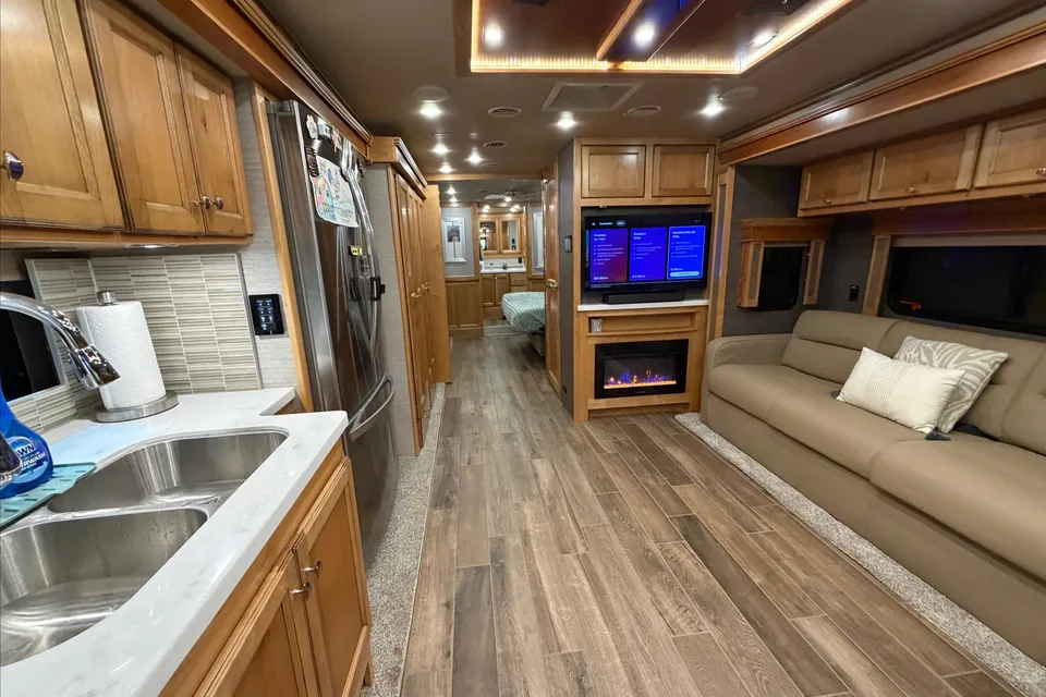 Christopher's Tiffin Motorhomes Allegro red 360 38ka Class A