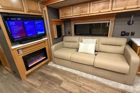 Christopher's Tiffin Motorhomes Allegro red 360 38ka Class A