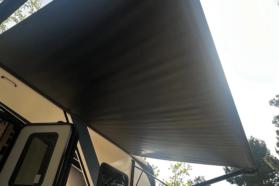 Liliana's Keystone Carbon Fifth Wheel