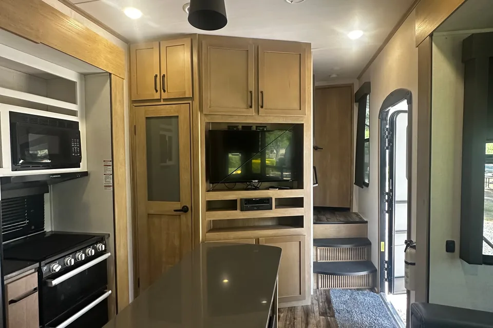 Liliana's Keystone Carbon Fifth Wheel