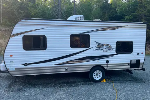 Clean, Family and Pet Friendly JayFlight SLX Travel Trailer