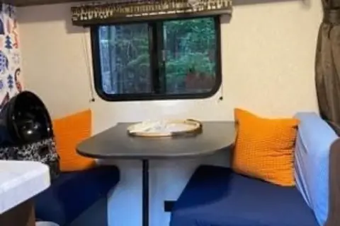 Clean, Family and Pet Friendly JayFlight SLX Travel Trailer