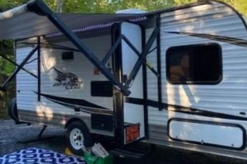 Clean, Family and Pet Friendly JayFlight SLX Travel Trailer