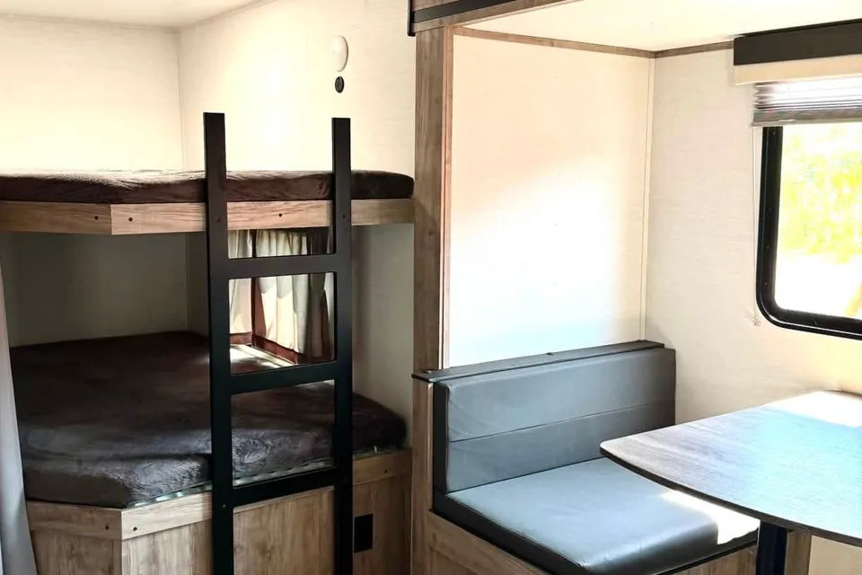 Jake's Trailers: Grand River 27 BHS Travel Trailer