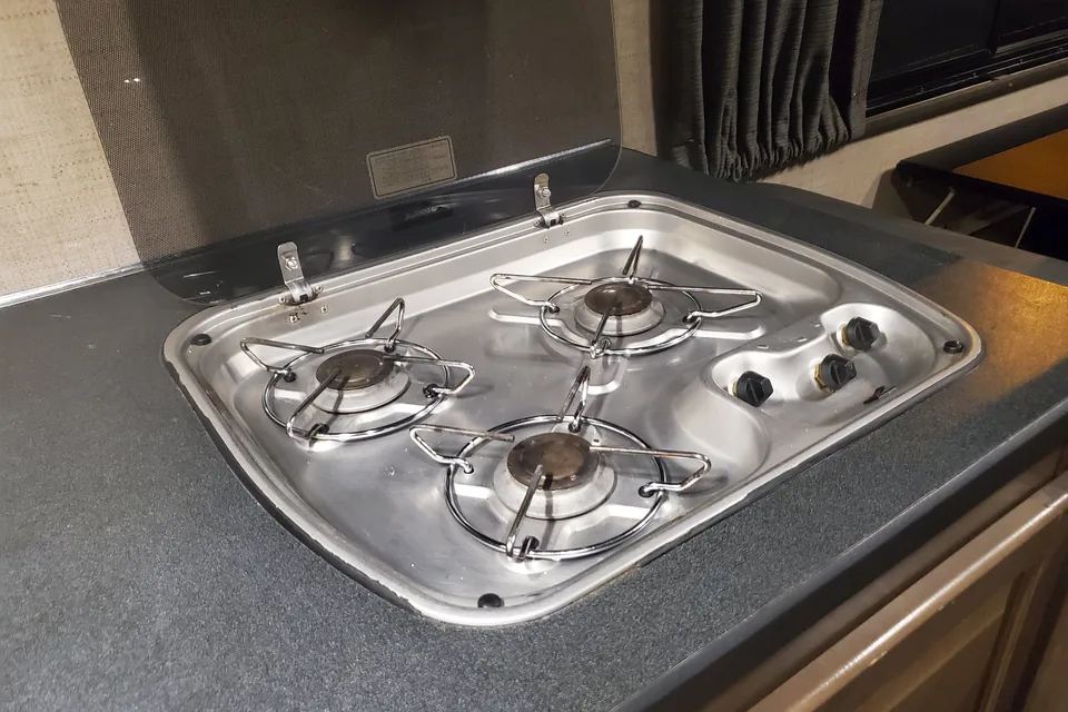 Solar equipped and fully stocked 30' Thor Motor Coach Majestic 28A