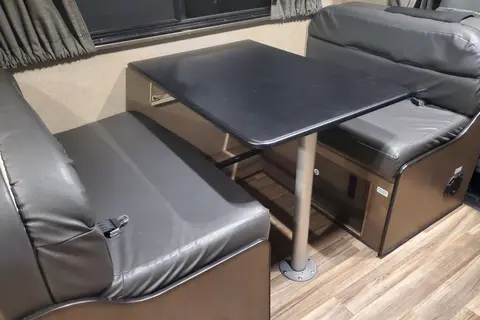 Solar equipped and fully stocked 30' Thor Motor Coach Majestic 28A