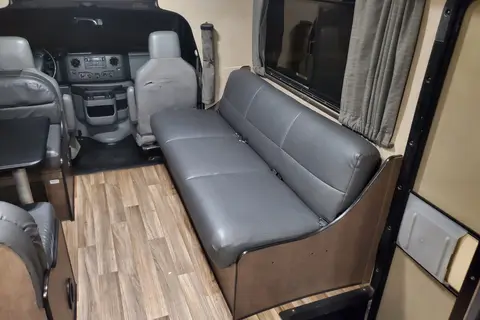 Solar equipped and fully stocked 30' Thor Motor Coach Majestic 28A