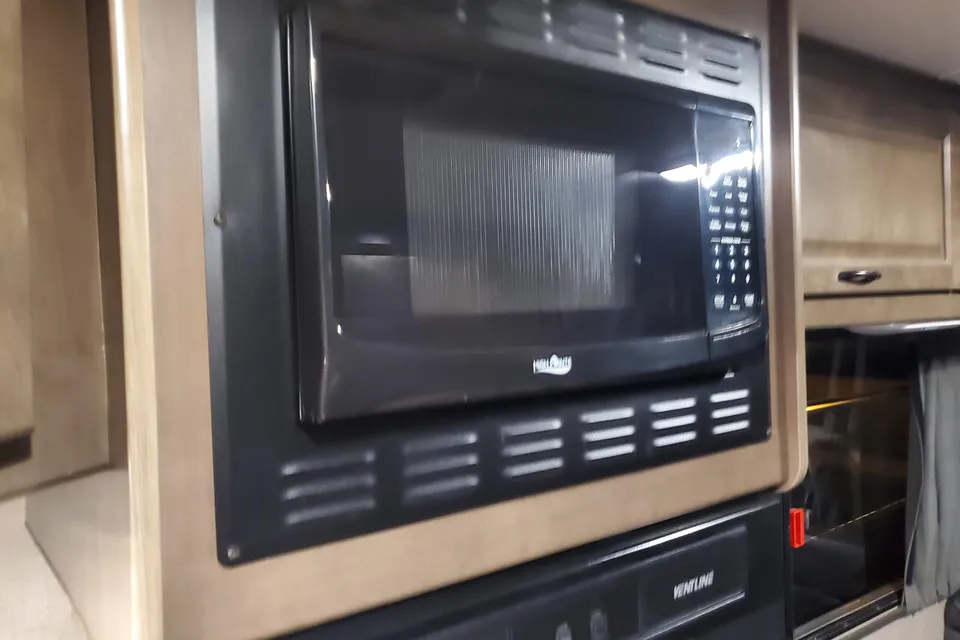Solar equipped and fully stocked 30' Thor Motor Coach Majestic 28A