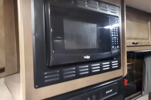Solar equipped and fully stocked 30' Thor Motor Coach Majestic 28A