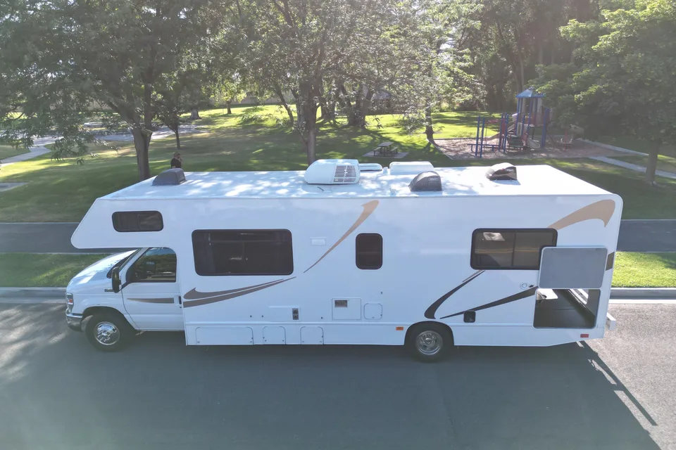 Solar equipped and fully stocked 30' Thor Motor Coach Majestic 28A
