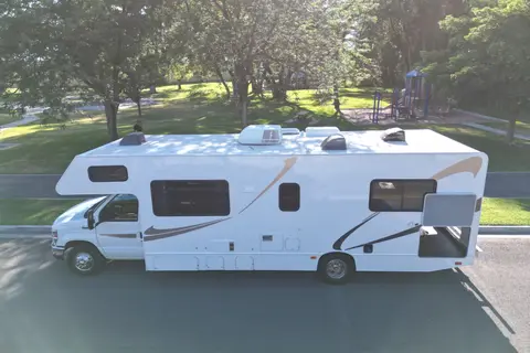 Solar equipped and fully stocked 30' Thor Motor Coach Majestic 28A