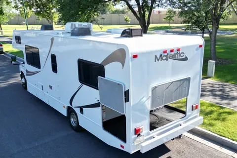 Solar equipped and fully stocked 30' Thor Motor Coach Majestic 28A