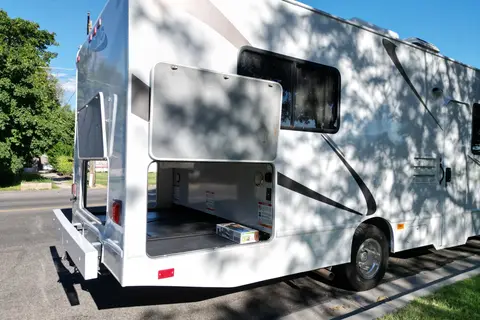 Solar equipped and fully stocked 30' Thor Motor Coach Majestic 28A