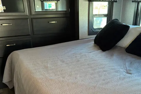 Travel in Comfort & Style: Carol’s Upscale Motor Home Awaits You!