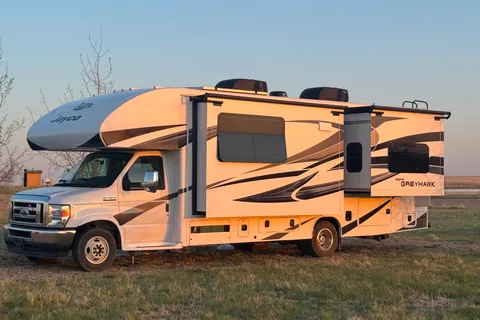 Travel in Comfort & Style: Carol’s Upscale Motor Home Awaits You!