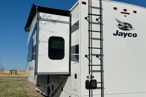 Travel in Comfort & Style: Carol’s Upscale Motor Home Awaits You!