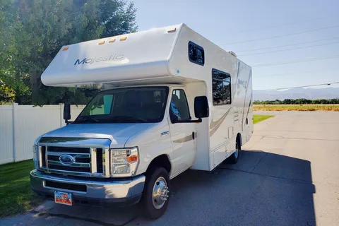Solar equipped and fully stocked 25' 2014 Thor Majestic 23A