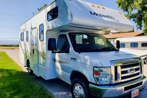Solar equipped and fully stocked 25' 2014 Thor Majestic 23A