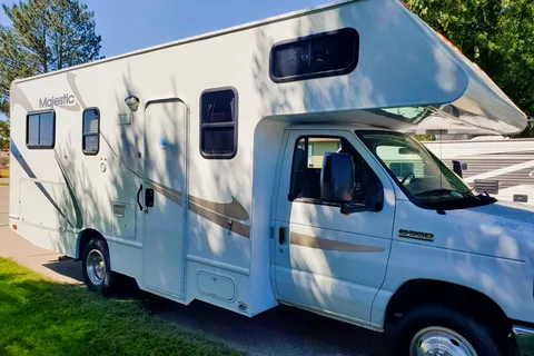 Solar equipped and fully stocked 25' 2014 Thor Majestic 23A