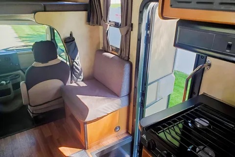 Solar equipped and fully stocked 25' 2014 Thor Majestic 23A