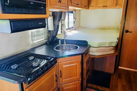 Solar equipped and fully stocked 25' 2014 Thor Majestic 23A