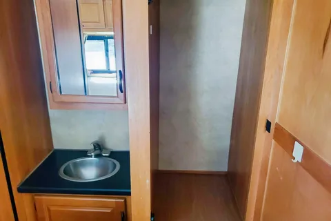 Solar equipped and fully stocked 25' 2014 Thor Majestic 23A