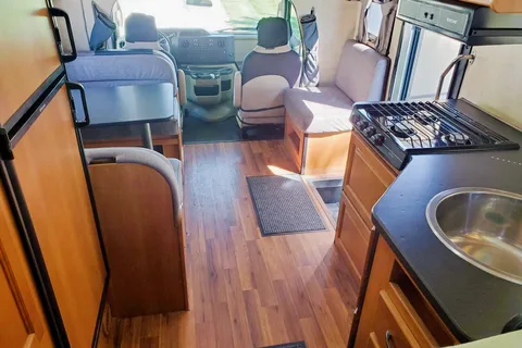 Solar equipped and fully stocked 25' 2014 Thor Majestic 23A