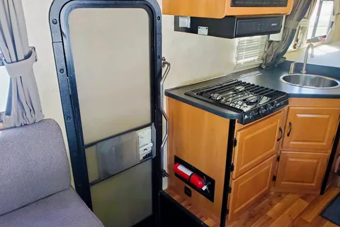 Solar equipped and fully stocked 25' 2014 Thor Majestic 23A