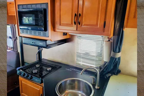 Solar equipped and fully stocked 25' 2014 Thor Majestic 23A
