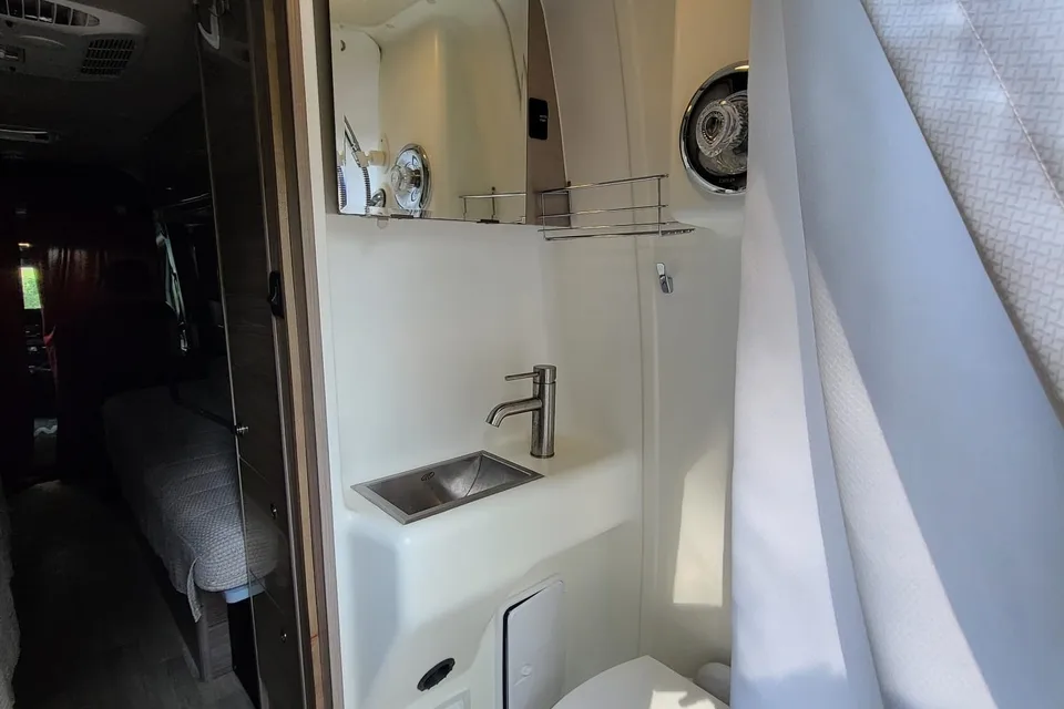 Don's Winnebago boldt 70KL Class B