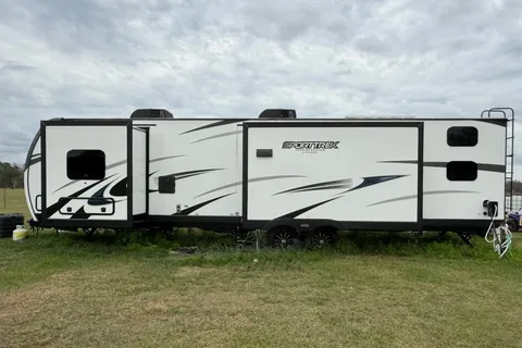 Troy & Kaila’s Venture RV SPORTTREK Travel Trailer