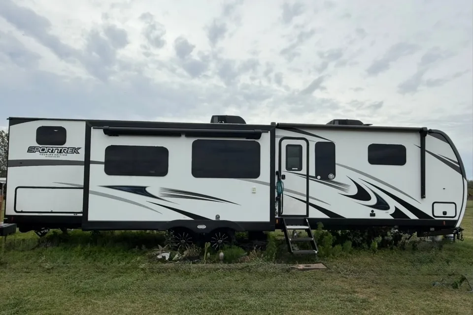 Troy & Kaila’s Venture RV SPORTTREK Travel Trailer