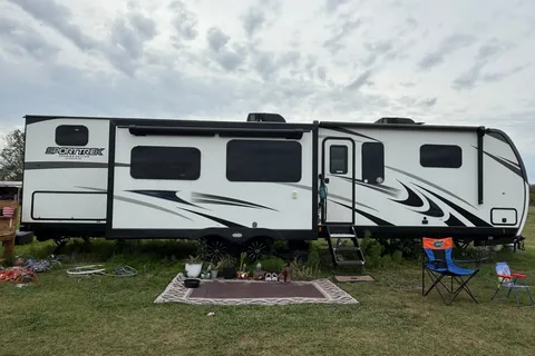 Troy & Kaila’s Venture RV SPORTTREK Travel Trailer