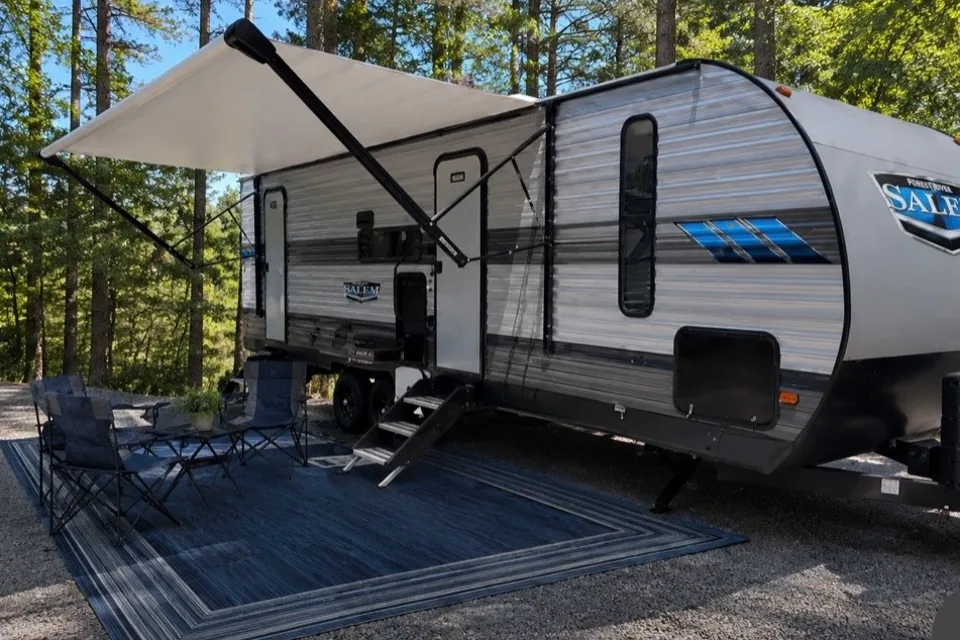 Clean, Well-Maintained Family Camper | Sleeps 6–8 | Queen Bed + Bunks